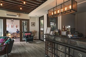33 Poshtel