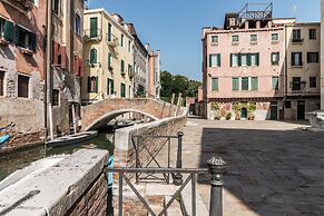 7 Windows on Venice