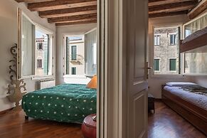 7 Windows on Venice