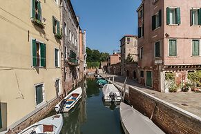 7 Windows on Venice