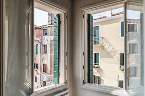 7 Windows on Venice