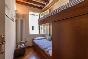 7 Windows on Venice