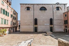 7 Windows on Venice