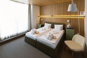Hotel ZENA beauty & shopping center