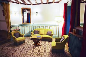 The Old Hotel Ravel