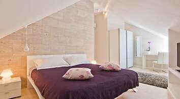 Laura Lux Suites