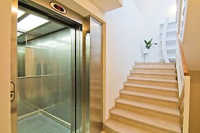 Laura Lux Suites