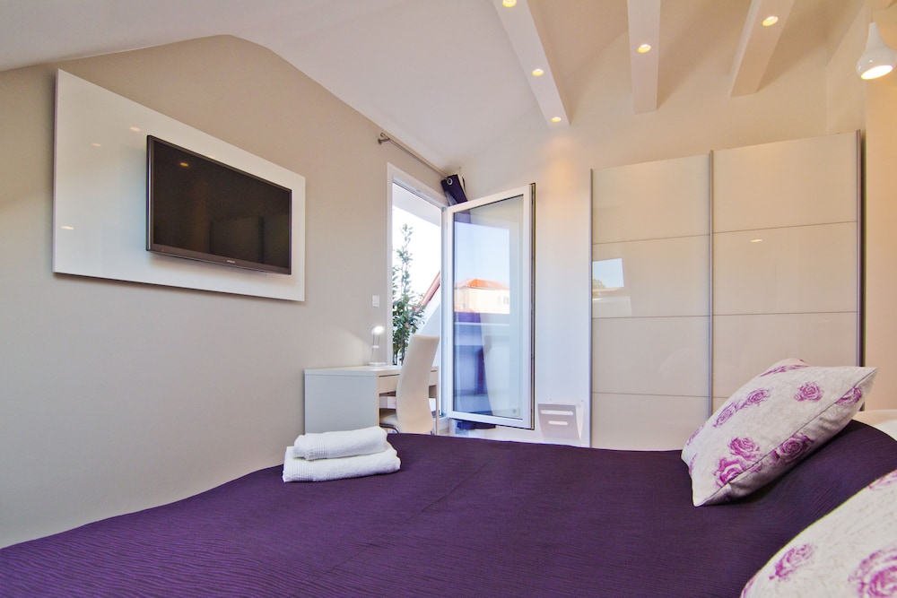Laura Lux Suites