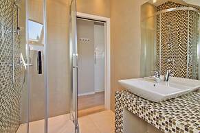 Laura Lux Suites