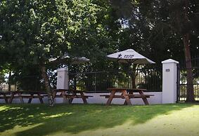 Bateau Bay Hotel