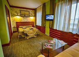 Aurora Hotel