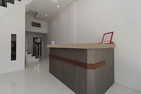 RedDoorz Plus near RS Royal Prima