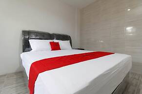 RedDoorz Plus near RS Royal Prima