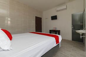 RedDoorz Plus near RS Royal Prima
