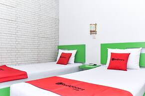 RedDoorz Plus near Hartono Mall