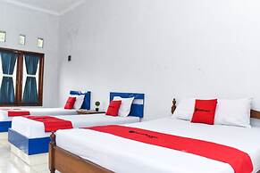 RedDoorz Plus near Hartono Mall