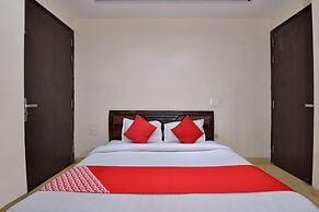 OYO 466 Hotel Lotus B&B