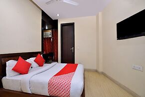 OYO 466 Hotel Lotus B&B