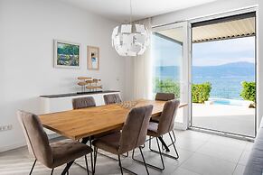 Acadia Beach Villas & Apartments, Slatine