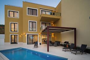 Acadia Beach Villas & Apartments, Slatine
