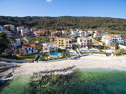 Acadia Beach Villas & Apartments, Slatine
