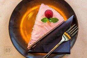 Hotel & Bistro 63