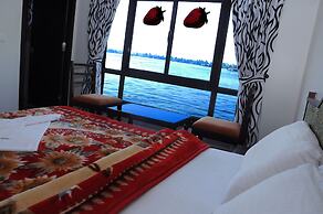 Cosy Houseboats