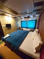 Cosy Houseboats