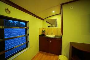 Cosy Houseboats