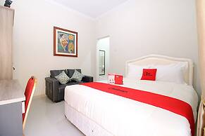 RedDoorz Plus near STIE YKPN