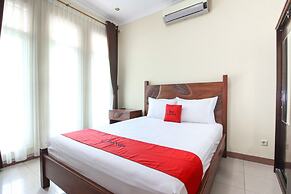 RedDoorz Plus near STIE YKPN
