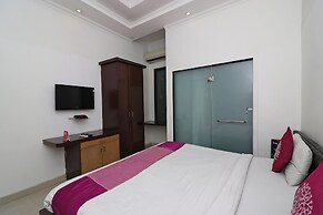 OYO 8349 Hotel Crown Palace