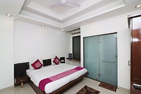 OYO 8349 Hotel Crown Palace