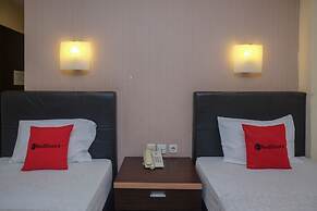 RedDoorz Plus @ Grand Populer Hotel