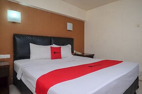 RedDoorz Plus @ Grand Populer Hotel