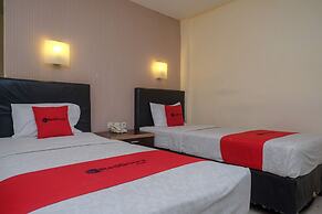RedDoorz Plus @ Grand Populer Hotel