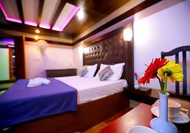 Mass Holidays Houseboat