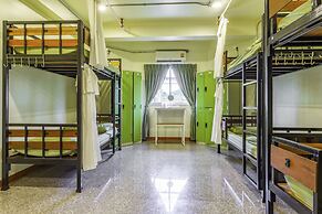 OYO 928 Leaf Hostel