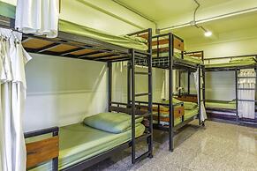 OYO 928 Leaf Hostel