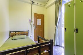 OYO 928 Leaf Hostel