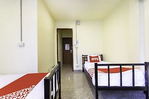 OYO 928 Leaf Hostel