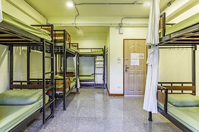 OYO 928 Leaf Hostel