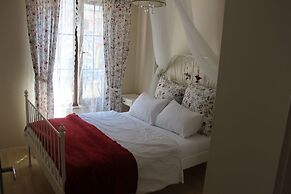 Kinzi House