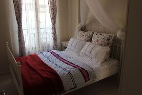 Kinzi House