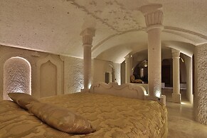 Romance Cave Suites