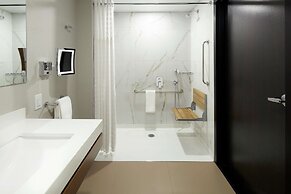 DoubleTree by Hilton Montreal Airport