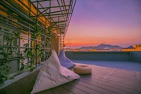 Chedi View Hostel & Rooftop Bar