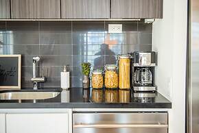 QuickStay - Premium 2-Bedroom with CN Tower & Lake Views