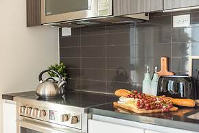 QuickStay - Premium 2-Bedroom with CN Tower & Lake Views