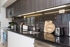 QuickStay - Premium 2-Bedroom with CN Tower & Lake Views